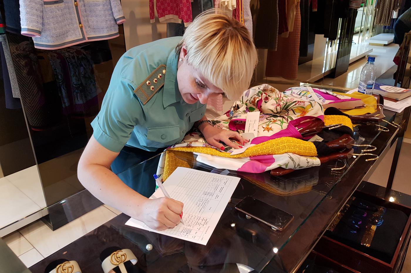 В Екатеринбурге в один из бутиков «Покровского пассажа» нагрянули таможенники  - Фото 1