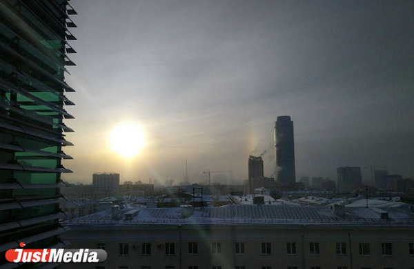 В небе над центром Екатеринбурга появилось гало - Фото 1