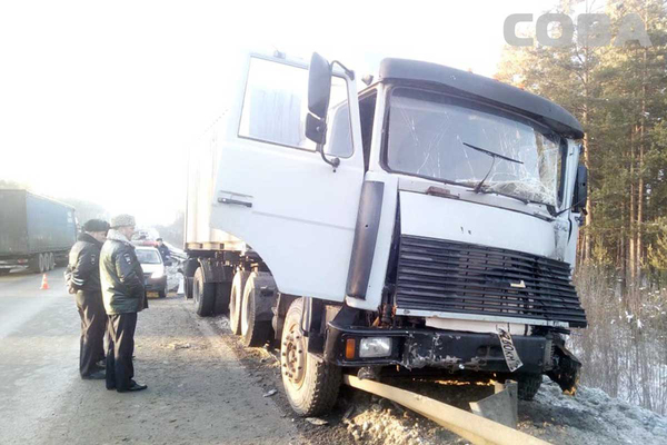 На ЕКАДе в жуткой аварии грузовиков погиб 71-летний водитель МАЗа - Фото 1