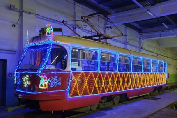 По улицам Екатеринбурга начал курсировать новогодний трамвай - Фото 1