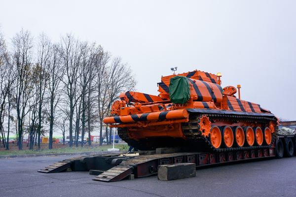 В Домодедово появился 40-тонный тягач, сделанный на Урале - Фото 1
