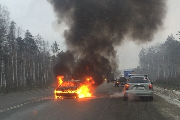 На ЕКАДе загорелась отечественная легковушка - Фото 1