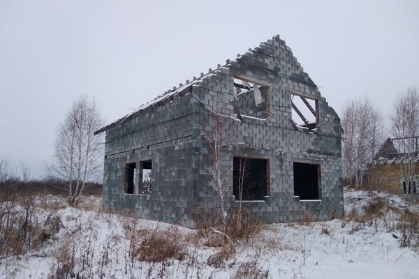 Жительница Свердловской области из-за кредитных долгов лишилась коттеджа и земельного участка - Фото 1