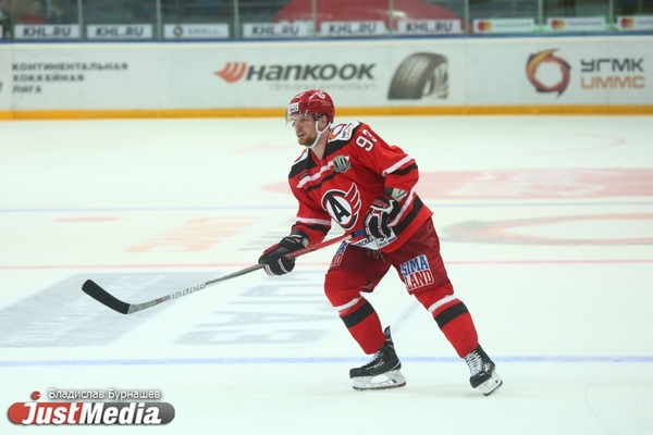 Защитник «Автомобилиста» Василевский помог сборной России переиграть шведов в матче Еврохоккейтура - Фото 1