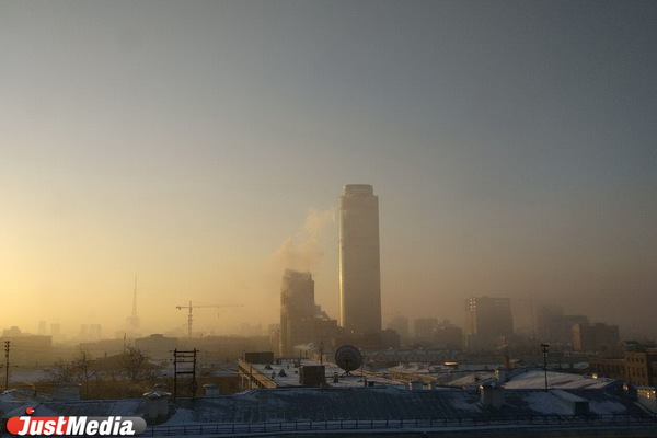 Екатеринбург накрыло сильнейшим смогом, который продержится до вторника - Фото 1