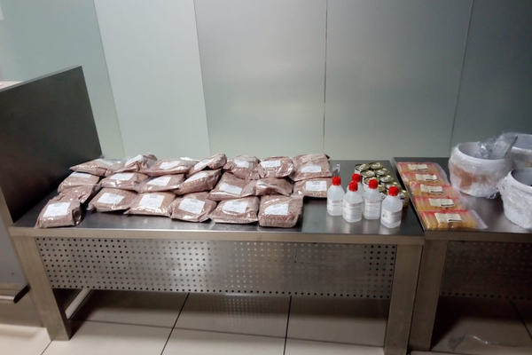 В Кольцово таможенники нашли в багаже пассажирки из Стамбула 34 кг ингредиентов для приготовления сыра - Фото 1