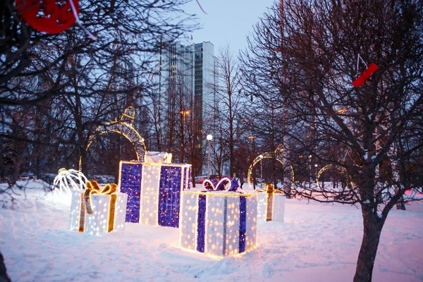 В Екатеринбурге перед театром драмы открылся «Рождественский сквер» - Фото 1
