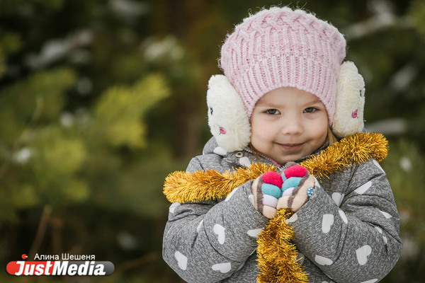 Влада Фурса, 4 года: «Елка к детям торопилась и на праздник нарядилась». Новый год в Екатеринбурге будет теплым и ясным - Фото 1