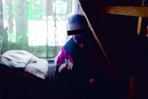 Уральский алиментщик пытался уйти от правосудия сначала в больнице, а потом в подполе - Фото 1