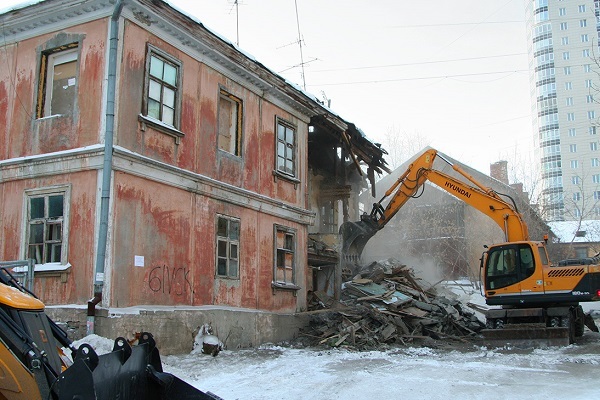 В Екатеринбурге рабочие начали сносить аварийные бараки на улице Энергостроителей - Фото 1