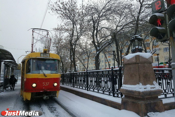 На проспекте Ленина трамваи встали в пробку из-за сильного снегопада - Фото 1