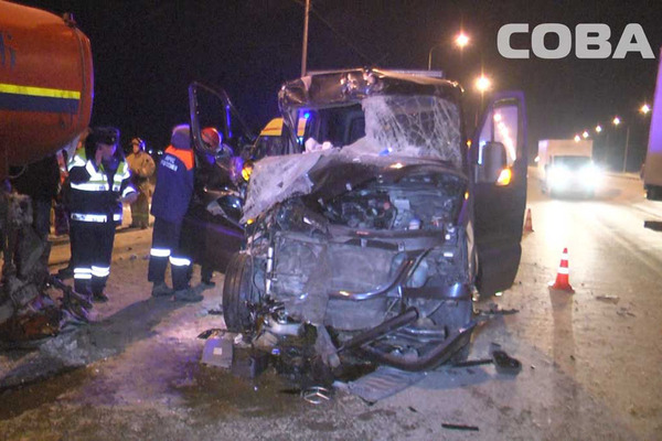 В Екатеринбурге страшной аварии с участием микроавтобуса и снегоуборочной техники пострадали 5 человек - Фото 1