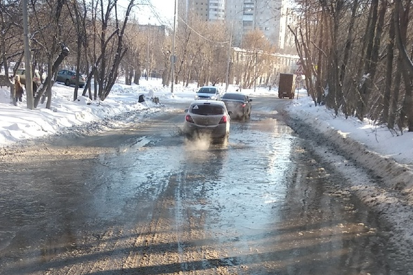 На Химмаше из-за засора трубы улицу Косарева затопило холодной водой - Фото 1