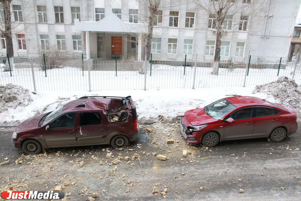 В Екатеринбурге обвалился фасад дома, который жильцы достраивали сами - Фото 1