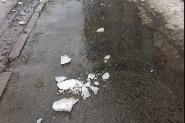В Екатеринбурге глыба льда упала на детскую коляску - Фото 1