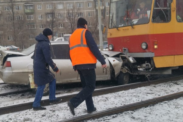 В Екатеринбурге лихач на Daewoo Nexia протаранил трамвай - Фото 1