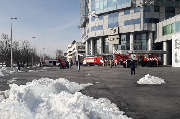 В Екатеринбурге на улицу Бориса Ельцина съехались пожарные машины  - Фото 1