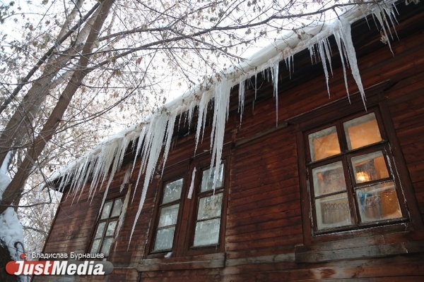 В Екатеринбурге с крыши детского сада на трехлетнюю девочку упал снег с наледью и деревянные бруски - Фото 1