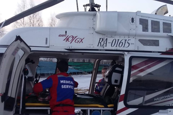 В Екатеринбург на вертолете в тяжелом состоянии доставили 10-летнюю девочку, которая упала на катке - Фото 1