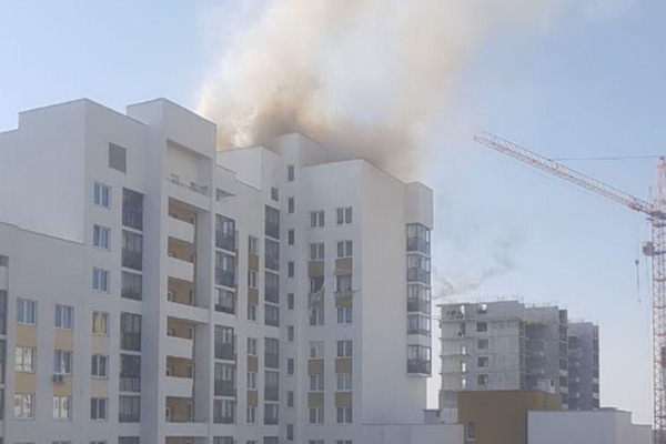 В Екатеринбурге в многоэтажке прогремел взрыв. Спасатели эвакуируют жителей дома - Фото 1