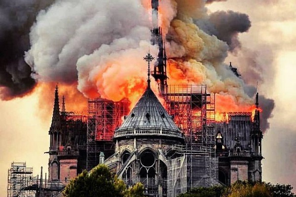 В соборе Парижской Богоматери произошел серьезный пожар - Фото 1