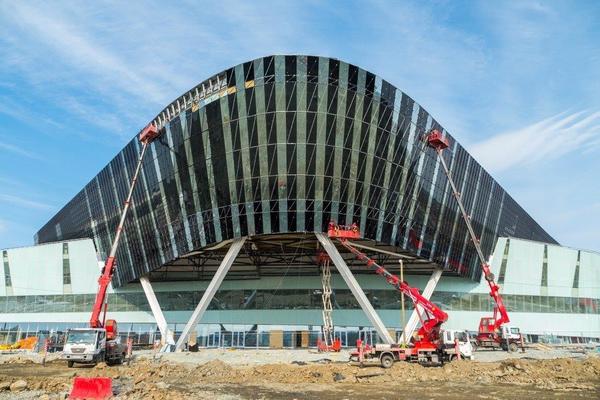 Алексей Орлов оценил уникальную подсветку конгресс-центра МВЦ «Екатеринбург-ЭКСПО» - Фото 1