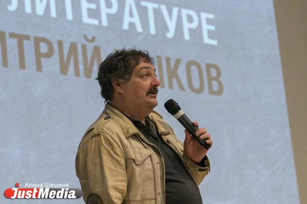 Писатель Дмитрий Быков по-прежнему находится в тяжелом состоянии  - Фото 1