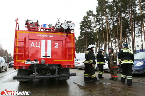 В многоэтажке на Бебеля загорелась дверь в квартиру - Фото 1