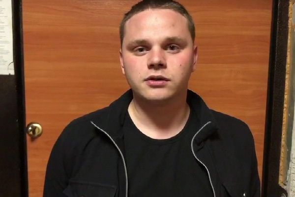 Полиция поймала двух екатеринбуржцев, которые напали на салон сотовой связи и украли дорогие гаджеты - Фото 1