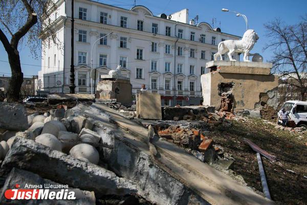 Строители увезли львов и разбили постаменты в сквере за Оперным - Фото 1