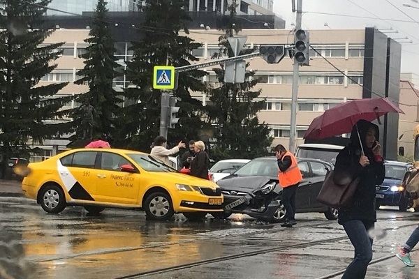 Неработающий светофор стал причиной ДТП на перекрестке Луначарского-Первомайская - Фото 1
