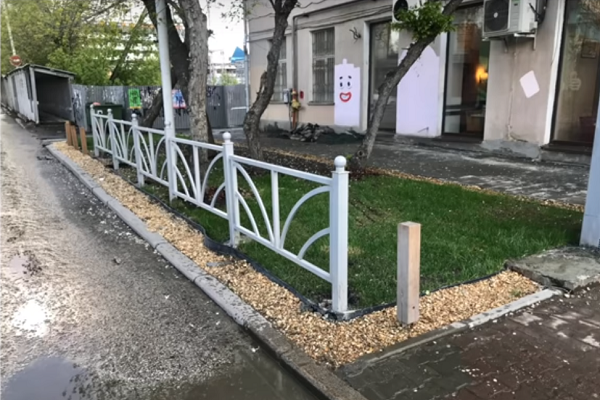 Работы по восстановлению идеального газона в Екатеринбурге вызвали шквал критики у блогера Варламова - Фото 1