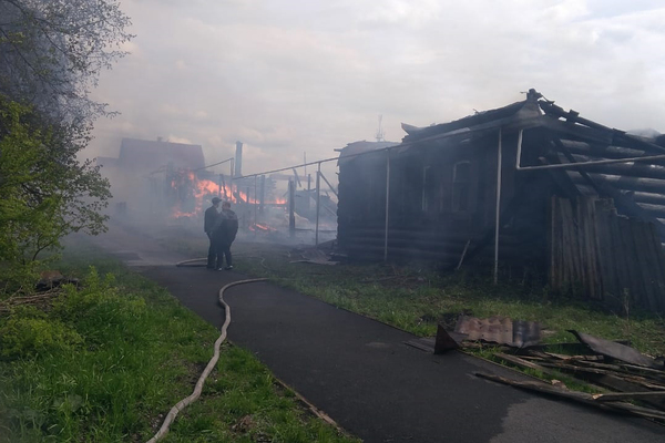 В Нижней Салде крупный пожар: горят шесть домов - Фото 1