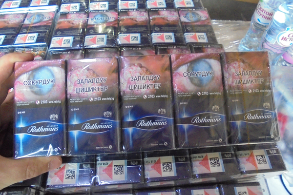 В Кольцово таможенники задержали 10 тысяч пачек сигарет из Бишкека - Фото 1