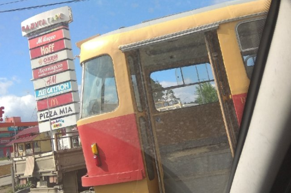 У ТРЦ «Радуга Парк» женщина набежала на трамвай - Фото 1