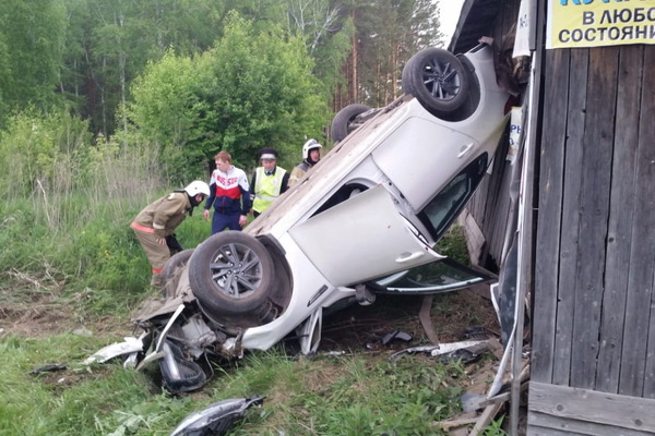 В Артемовском районе водитель Kia влетел в сарай. Пострадали 4 человека - Фото 1