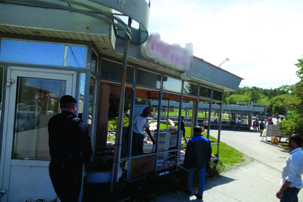 На Уралмаше снесли незаконный цветочный киоск - Фото 1