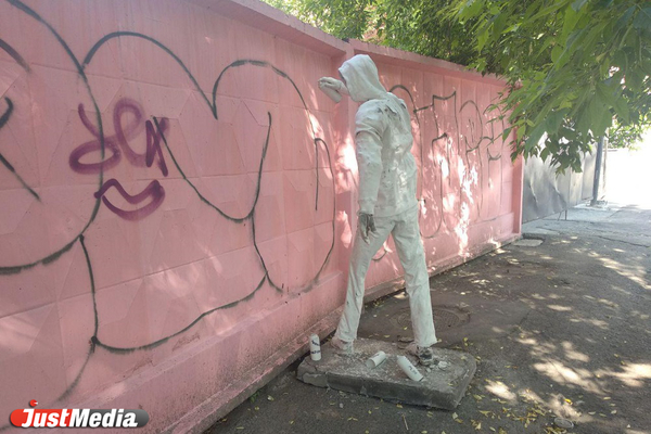 В Екатеринбурге появилась скульптура уличного художника из гипса - Фото 1