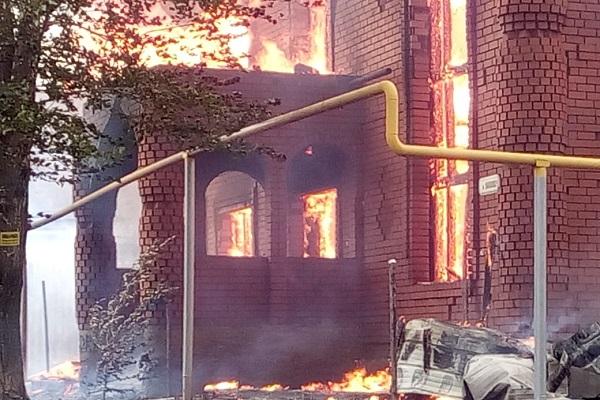 В Екатеринбурге загорелся коттедж на Викулова - Фото 1