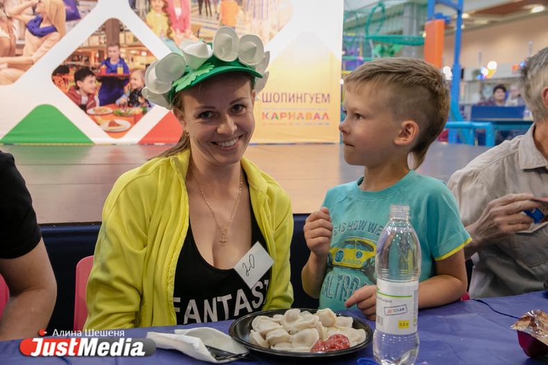 31 штука за 23 секунды. В Екатеринбурге прошел пятый чемпионат по поеданию пельменей - Фото 1