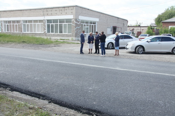 Людмила Бабушкина проинспектировала ремонт дороги в Богдановиче - Фото 1