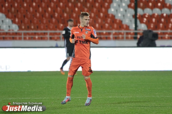 На фотографии полузащитник Никита Глушков.