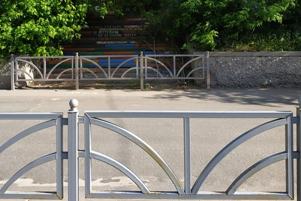 В Екатеринбурге проход на Метеогорку перекрыли пешеходным ограждением - Фото 1