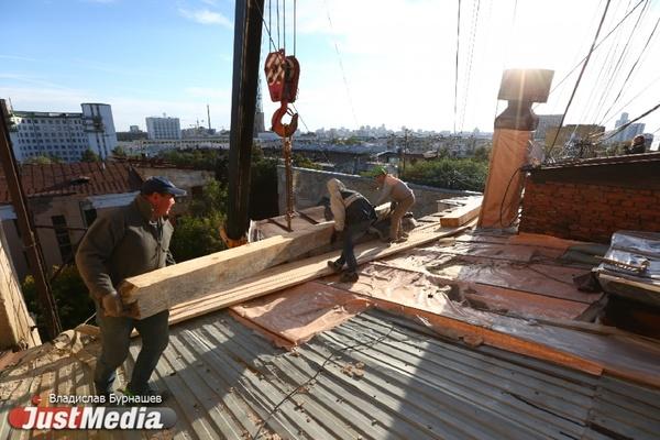 В двухэтажном доме на Эльмаше обрушились чердачные перекрытия - Фото 1