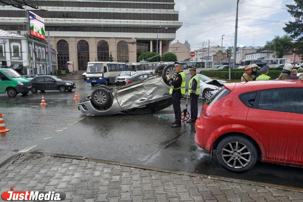 У Центральной гостиницы в результате жуткого ДТП перевернулся Chevrolet. Один человек в реанимации - Фото 1