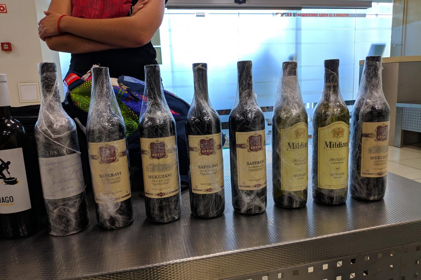 В Кольцово таможенник забрали у пассажирки рейса из Стамбула 9 бутылок вина - Фото 1