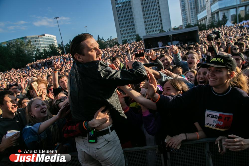 Толпы, прорывающие оцепление, сломанная нога, но невероятный драйв. Как в Екатеринбурге прошла «Ночь музыки» - Фото 1