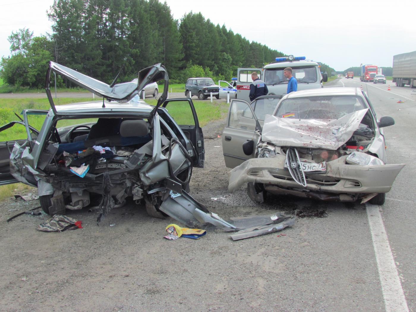 На Тюменском тракте в жутком ДТП серьезно пострадала семья с двумя детьми и пассажир второй легковушки - Фото 1