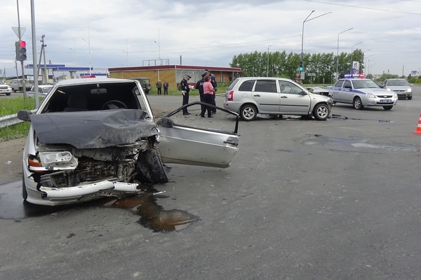 В Сухом Логу водитель-новичок устроил ДТП, в котором пострадал сам и покалечил мужчину с ребенком - Фото 1