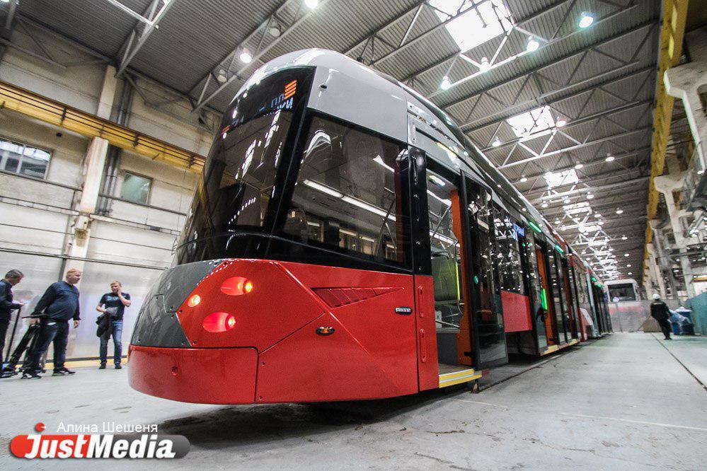  «Уралтрансмаш» показал новый трамвай, на который у мэрии Екатеринбурга пока нет денег - Фото 1